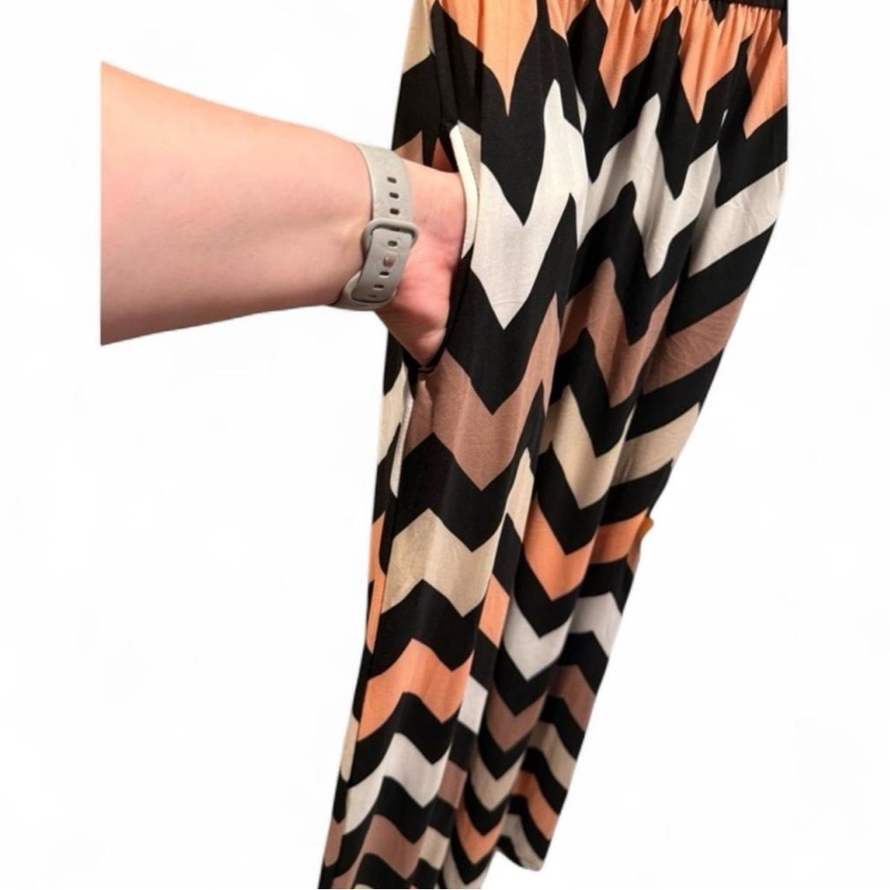 Elegant Black and Chevron Maxi Dress - Picture 7 of 8